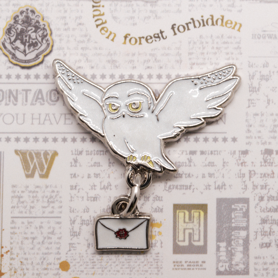 HPHL2208PB Licensed Harry Potter Hedwig and letter Pin Badge